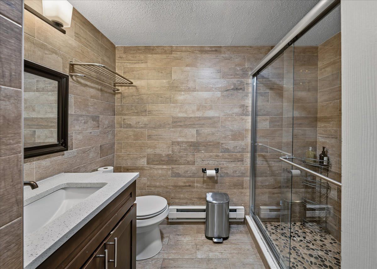 Ein modernes Badezimmer mit Dusche, Toilette und Waschbecken.