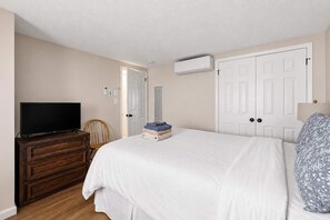 Charming & Comfortable – The queen bed in this room offers ample space and a cozy atmosphere, ensuring you have a great night’s rest during your stay. - Camelback Mountain Escape | Sleeps 12 (Tannersville)