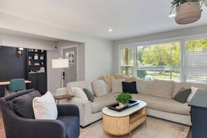 Living area - Shamrock Bungalow Near NoDa + Plaza Midwood (Charlotte)