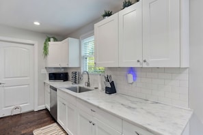Private kitchen - Shamrock Bungalow Near NoDa + Plaza Midwood (Charlotte)
