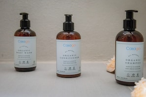 Drei Flaschen Casago Bio-Duschgel und Conditioner.