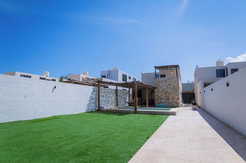 Casa Arena y Sal Chicxulub by Casago