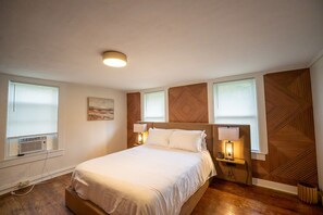 Room - A Scenic Townhouse Near Amherst (Next to a Horse Farm) (Sunderland)