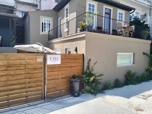 A residential building with a wooden gate, a balcony with chairs, and a sign that reads 'CASA COM ALMA Douro'. - Villa Casa com Alma – Douro with Private Pool, Wi-Fi and Air Conditioning (Peso da Régua)