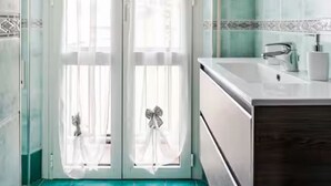Shower, hair dryer, bidet, towels - Vrbo Property (Terni)