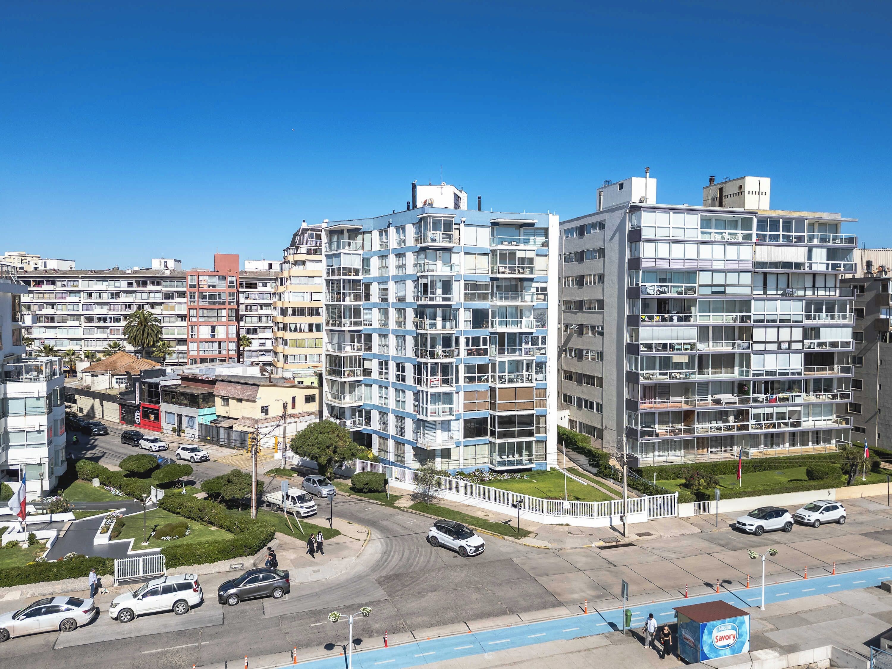 Ein mehrstöckiges Gebäude mit modernem architektonischen Design, ausgestattet mit Balkonen und großen Fenstern.