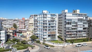 Ein mehrstöckiges Gebäude mit modernem architektonischen Design, ausgestattet mit Balkonen und großen Fenstern.