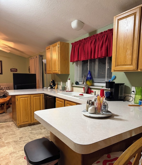 Unclassified image, 1 of 13, button - Beautiful Mountain Views! 3 Bed / 2 Bath house overlooking Pebble Creek Ski Hill (Inkom)