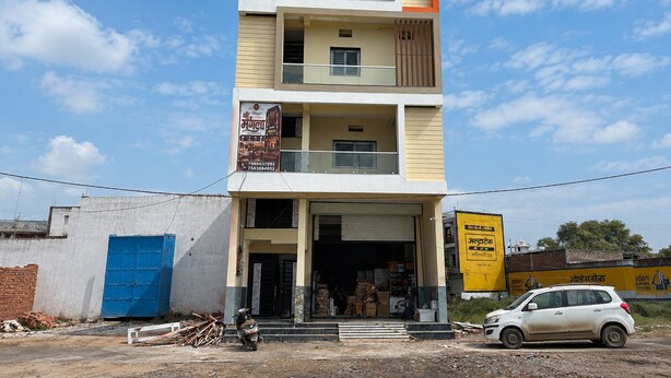 Een meerlaags gebouw met een winkel op de begane grond en appartementen of kantoren op de bovenverdiepingen.