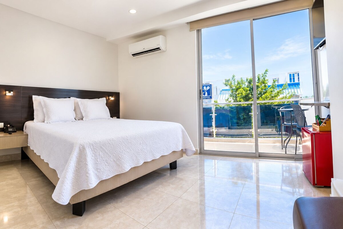 Suite, Balkon, Stadtblick | Zimmersafe, Bügeleisen/Bügelbrett, kostenloses WLAN