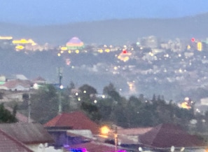 Un paisaje urbano con edificios y una estructura abovedada a lo lejos.