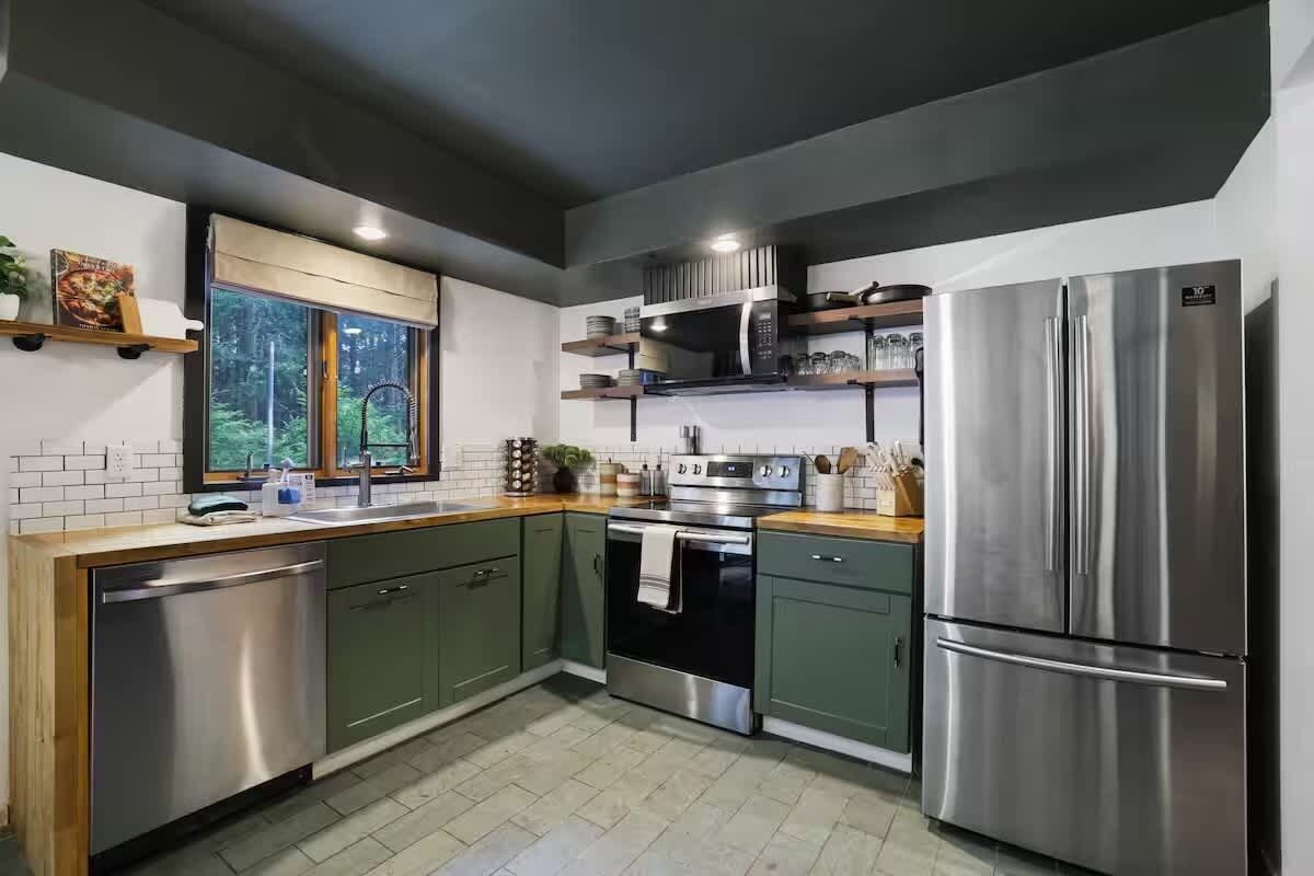 Una cocina moderna equipada con lavavajillas, horno, microondas y refrigerador.
