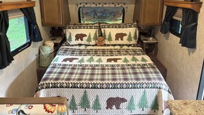 Room - Want to go camping? Stay at The Bear’s Den! (Monroeton)