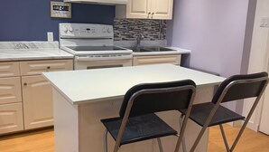 Private kitchen - Lovely Apartment located at 7 minutes walking from Moncton University. (Moncton)