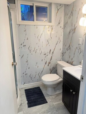 Shower, hair dryer, bidet, towels - Lovely Apartment located at 7 minutes walking from Moncton University. (Moncton)