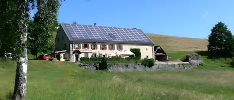 Una casa con techo inclinado y paneles solares.