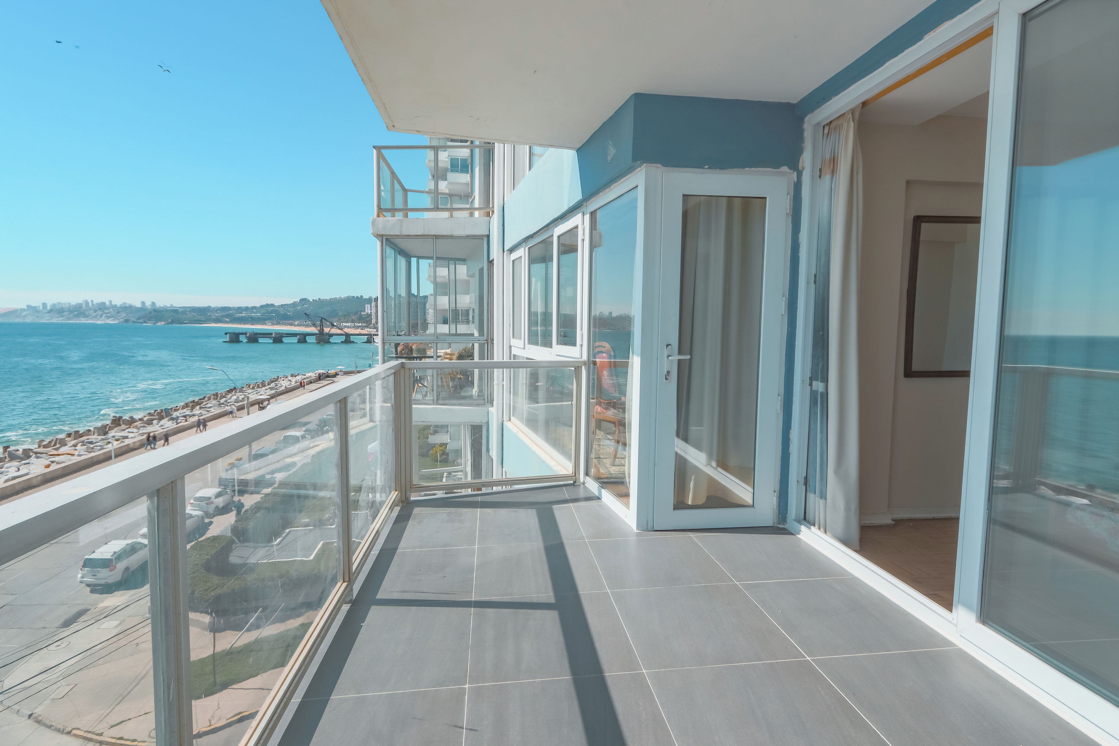 Ein Balkon mit Blick auf das Meer und einen Steg.