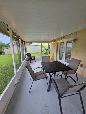 Outdoor dining - Hooked on Hudson (Hudson)