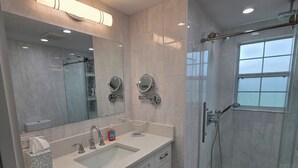 Dusche, Haartrockner, Handtücher, Toilettenpapier