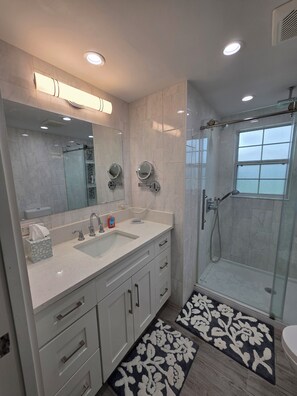 Shower, hair dryer, towels, toilet paper - Hooked on Hudson (Hudson)