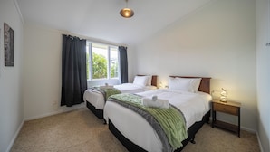 Room - Mountain views for the family (Te Anau)