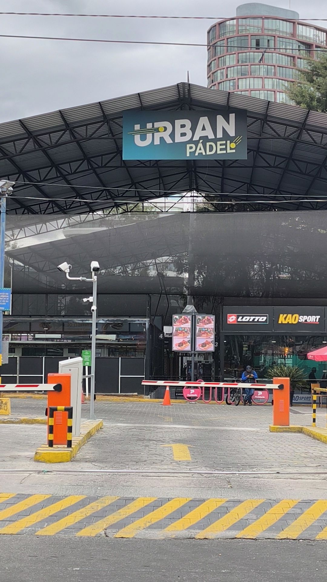 Un'area di parcheggio coperta con un cartello che riporta la scritta 'URBAN PÁDELO'.