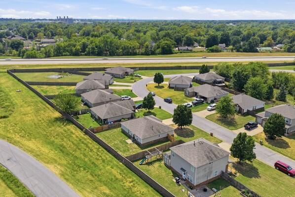 Un quartier résidentiel avec des maisons, une aire de jeux et une route.