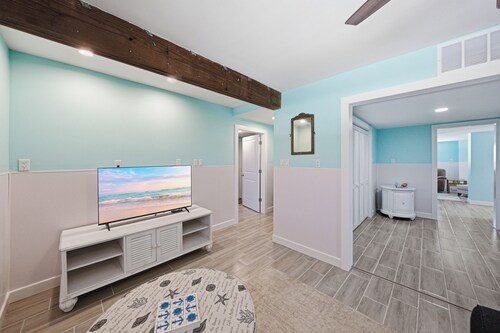 381 Gaspasilla | Ground Level Apt | 2 bed / 2 bath | Pet Friendly | Sleeps 4