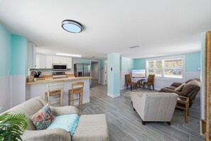 Un espacio habitable moderno con cocina, comedor y zona de estar.