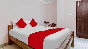 Family Room | Desk, laptop workspace, WiFi (free) - PN Samy Magizhchi Mahal & Happy Stay (Puducherry)