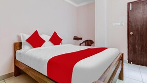 Desk, laptop workspace, WiFi (free) - PN Samy Magizhchi Mahal & Happy Stay (Puducherry)