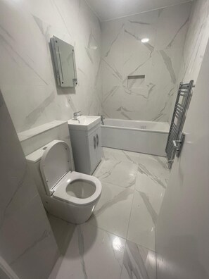 A bathroom with a toilet, sink, and bathtub. - Entire Luxury 2 Bedroom Apartment, Free Parking. (South Croydon)