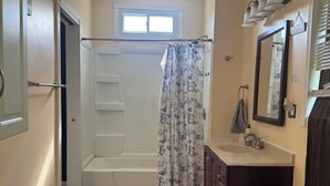 Bathroom - Enjoyable 3-bedroom house with AC in charming Clinton (Clinton)