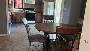 Dining - Enjoyable 3-bedroom house with AC in charming Clinton (Clinton)