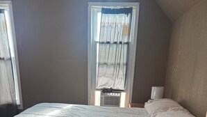 Room - Enjoyable 3-bedroom house with AC in charming Clinton (Clinton)