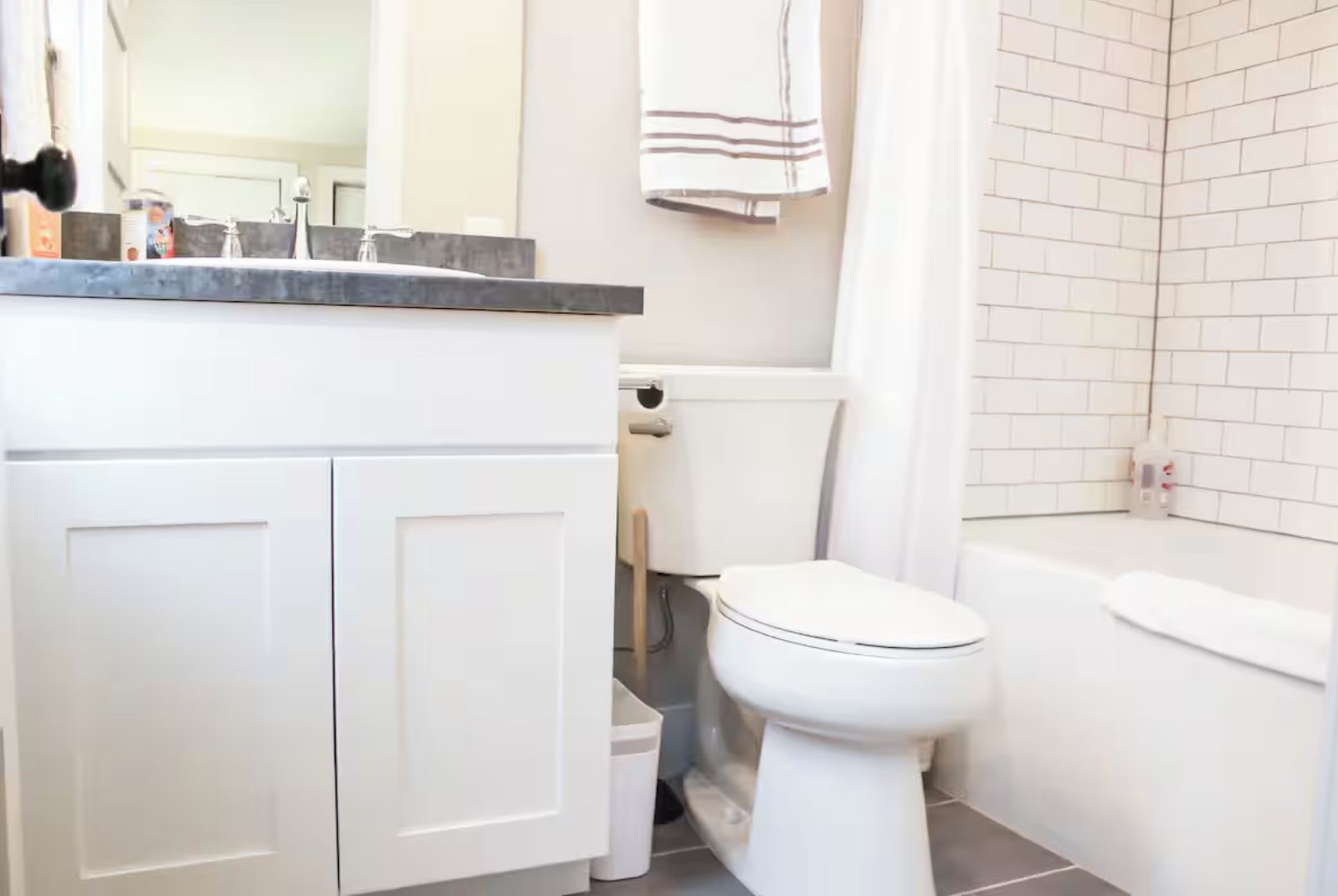Un bagno con WC, lavandino e zona doccia.