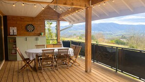 Outdoor dining - Vrbo Property (Cruet)
