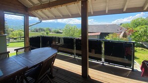 Outdoor dining - Vrbo Property (Cruet)