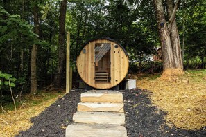 Eine Holzkonstruktion mit einer Wendeltreppe, die zu einem Eingang führt.