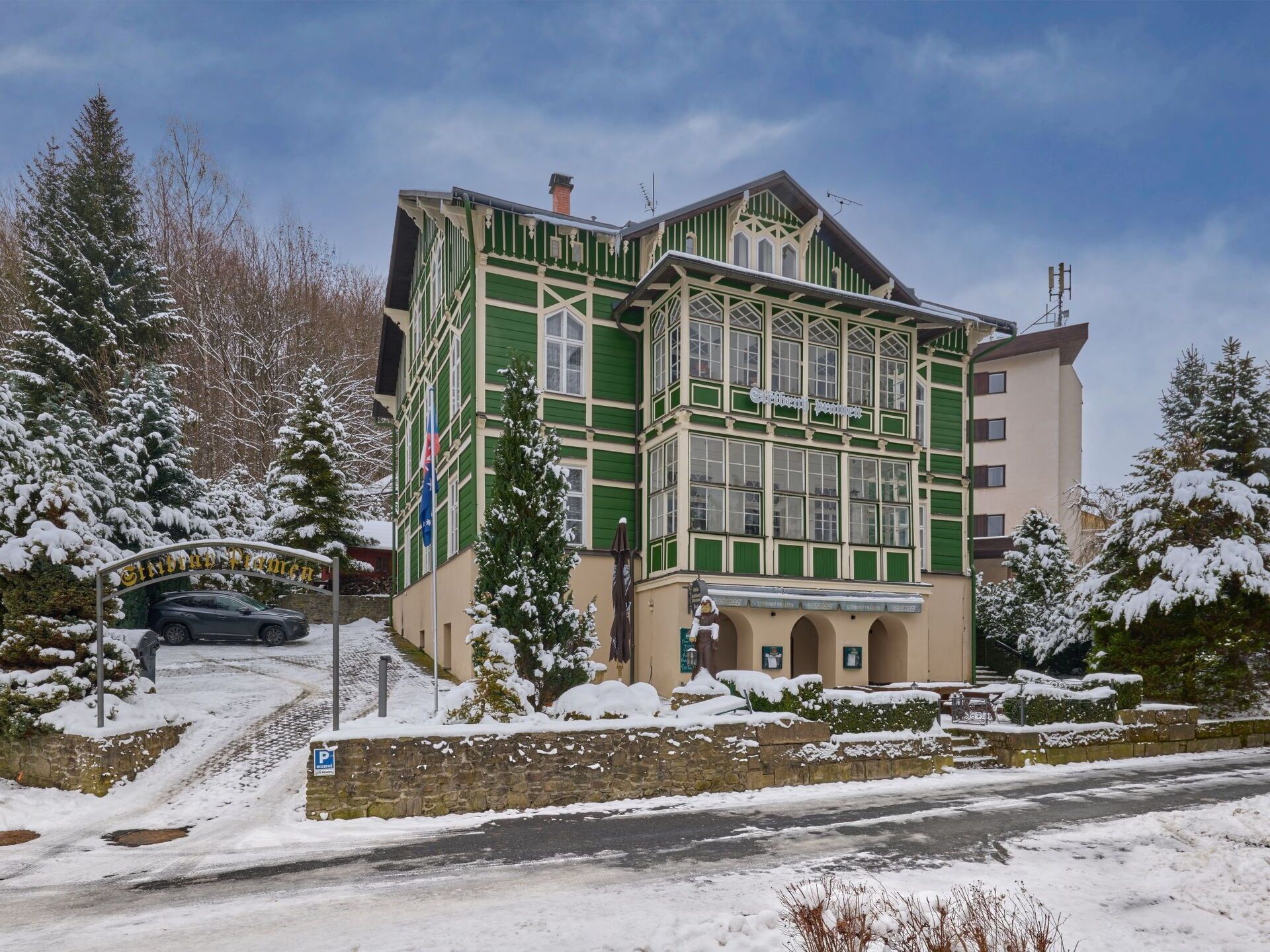Himmel, Gebäude, Pflanze, Wolke, Schnee, Fenster, Baum, Urban Design, Haus, Wohngebiet