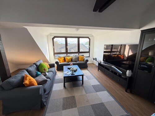 Cozy city apartment with a 75-inch TV and Street View