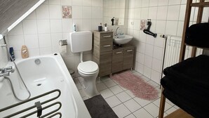 Hair dryer, towels, soap, toilet paper - Vrbo Property (Düren)