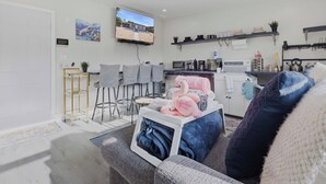 Living area - 🦩The Flamingo Casita🦩🌴Tropical Vibes & Cozy Nights 🌴 (Hiaelah)