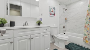 Bathroom - 🦩The Flamingo Casita🦩🌴Tropical Vibes & Cozy Nights 🌴 (Hiaelah)