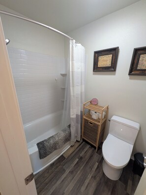 Unclassified image, 5 of 20, button - Dog friendly 3bd near Sunriver w/ large deck, chef's kitchen, and waterfront (Bend)