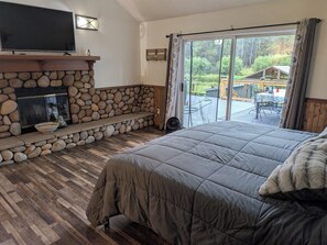 Unclassified image, 4 of 20, button - Dog friendly 3bd near Sunriver w/ large deck, chef's kitchen, and waterfront (Bend)