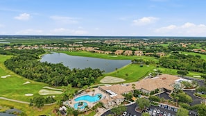 A golf course with a swimming pool, a large lake, and residential buildings. - ⚓Waterview-Resort Style Amenities-Bikes & More⚓ (Bradenton)
