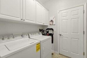 A full-size washer and dryer make longer stays easy — no laundromat runs needed. - ⚓Waterview-Resort Style Amenities-Bikes & More⚓ (Bradenton)