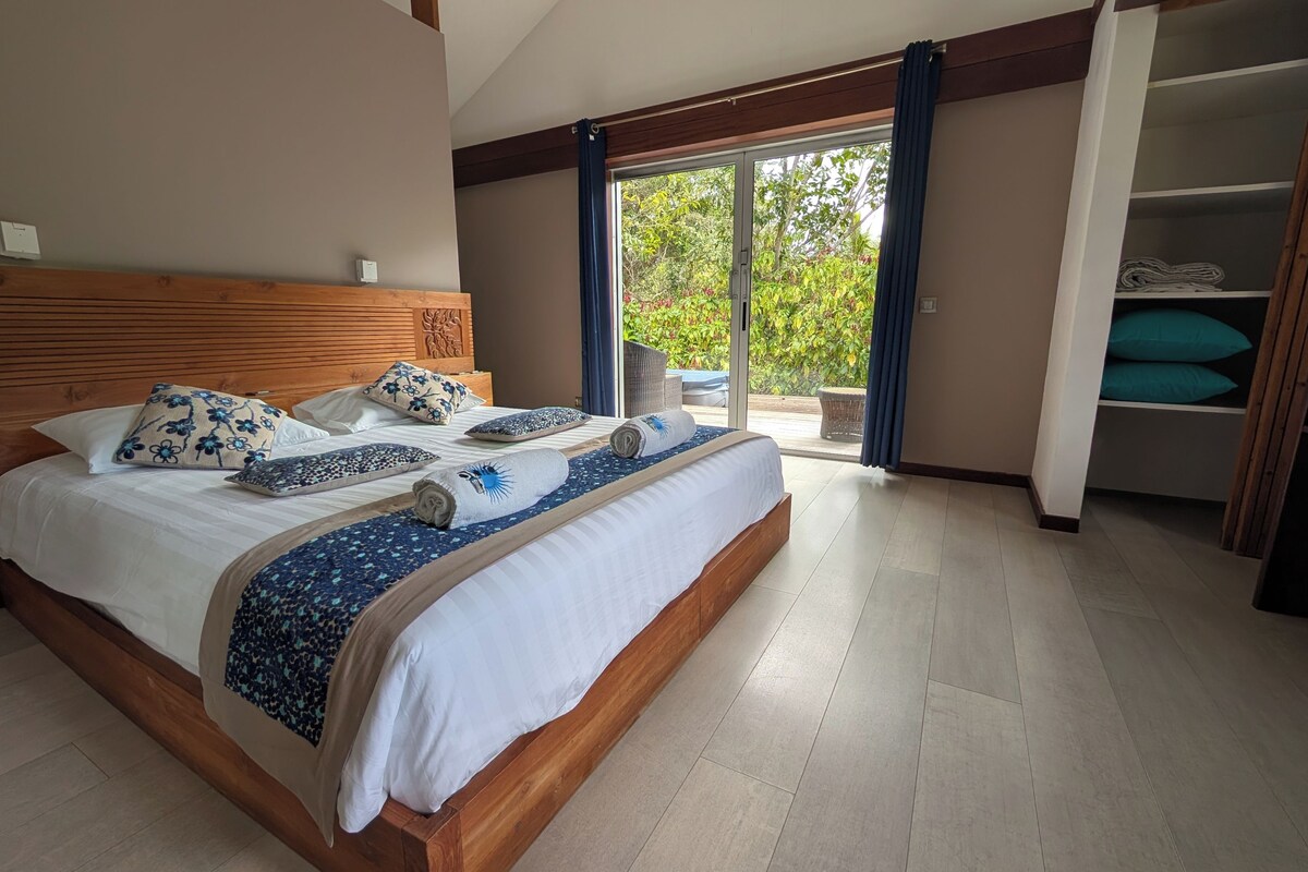 Suíte conforto, vista para o jardim | Cofres nos quartos, Wi-Fi de cortesia