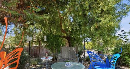 Experience in This Charming Vintage Trailer !